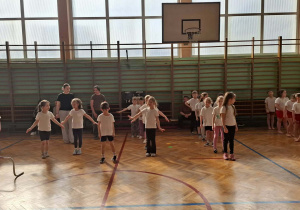 Dzieci podczas zabaw sportowych