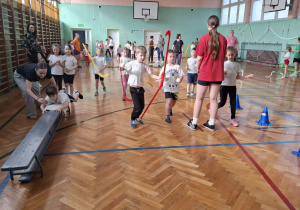 Dzieci podczas zabaw sportowych