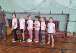 Dzieci podczas zabaw sportowych