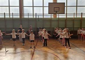 Dzieci podczas zabaw sportowych