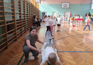 Dzieci podczas zabaw sportowych