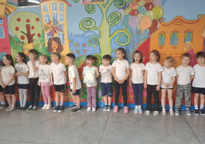 Dzieci pozujące do zdjecia grupowego