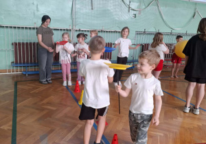 Dzieci podczas zabaw sportowych