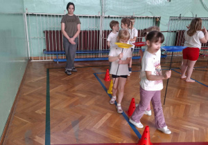 Dzieci podczas zabaw sportowych