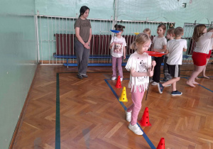 Dzieci podczas zabaw sportowych