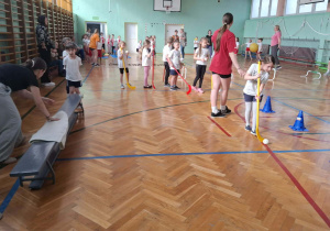 Dzieci podczas zabaw sportowych