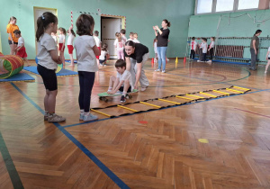 Dzieci podczas zabaw sportowych