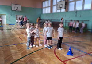 Dzieci podczas zabaw sportowych