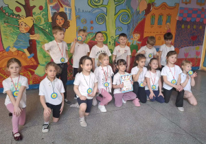 Dzieci pozujące do zdjecia grupowego