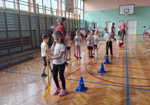 Dzieci podczas zabaw sportowych