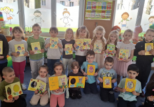 Dzieci pozujące wykonane własnoręcznie kartki wielkanocne