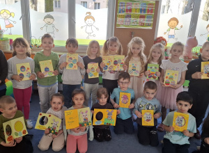 Kartki świąteczne dla pensjonariuszy DPS przy ul.Złotniczej, wykonane przez dzieci z gr.2 i gr.3