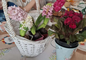 Dzieci przy wspólnym stole świątecznym