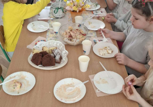 Dzieci przy wspólnym stole świątecznym