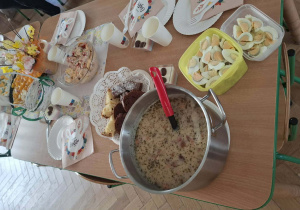 Potrawy przygotowane na stół wielkanocny