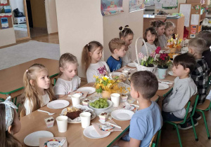 Dzieci przy wspólnym stole świątecznym