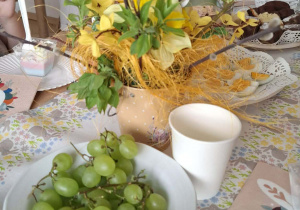 Dzieci przy wspólnym stole świątecznym