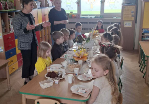 Dzieci przy wspólnym stole świątecznym