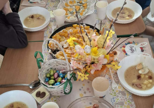 Dzieci przy wspólnym stole świątecznym