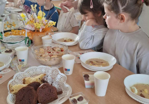 Dzieci przy wspólnym stole świątecznym