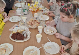 Dzieci przy wspólnym stole świątecznym