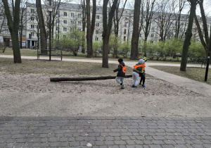 Dzieci podczas zabaw z użyciem sprzętu do zabaw sportowych
