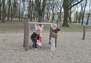 Dzieci podczas zabaw z użyciem sprzętu do zabaw sportowych