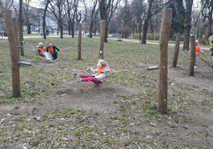 Dzieci podczas zabaw z użyciem sprzętu do zabaw sportowych