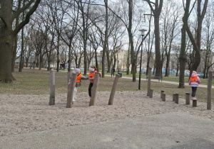 Dzieci podczas zabaw z użyciem sprzętu do zabaw sportowych