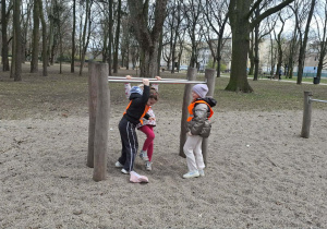 Dzieci podczas zabaw z użyciem sprzętu do zabaw sportowych