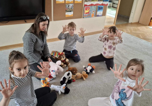 Dzieci podczas zabaw matematycznych