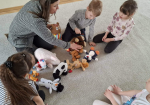 Dzieci podczas zabaw matematycznych