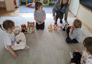 Dzieci podczas zabaw matematycznych