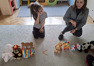 Dzieci podczas zabaw matematycznych