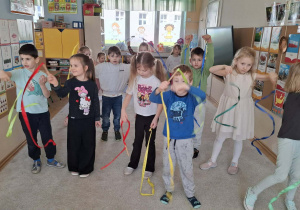 Dzieci podczas zabaw ruchowych z użyciem szarf i wstążek