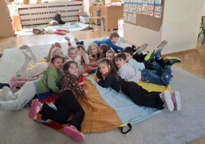 Dzieci podczas zabaw ruchowych z użyciem chusty animacyjnej