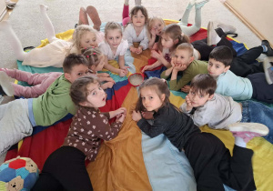 Dzieci podczas zabaw ruchowych z użyciem chusty animacyjnej