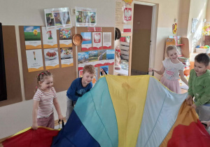 Dzieci podczas zabaw ruchowych z użyciem chusty animacyjnej