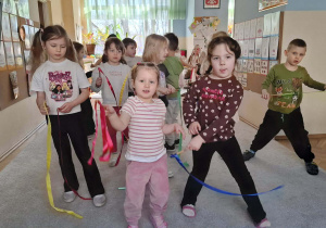 Dzieci podczas zabaw ruchowych z użyciem szarf i wstążek