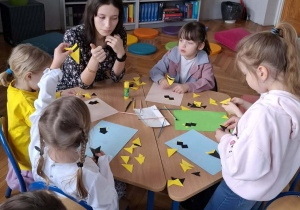 Dzieci wykonujące pracę plastyczną