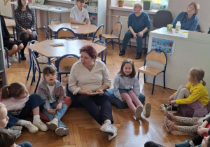 Dzieci siedzące w okręgu na podlodze