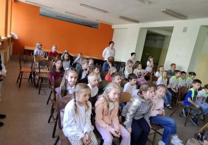 Dzieci podczas oglądania spektaklu