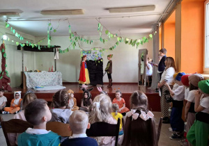 Dzieci podczas oglądania spektaklu