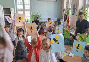 Dzieci prezentują pracę plastyczną