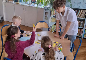 Dzieci wykonujące pracę plastyczną