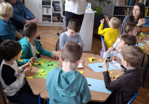 Dzieci wykonujące pracę plastyczną