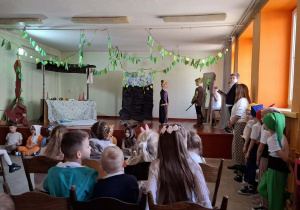 Dzieci podczas oglądania spektaklu