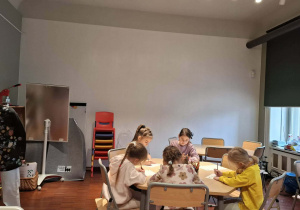 Dzieci rysujące przy stolikach