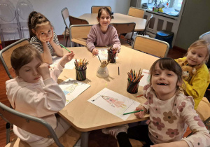 Dzieci siedzące przy stolikach