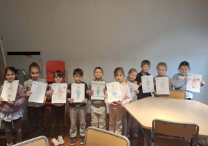 Dzieci prezentują swoje prace